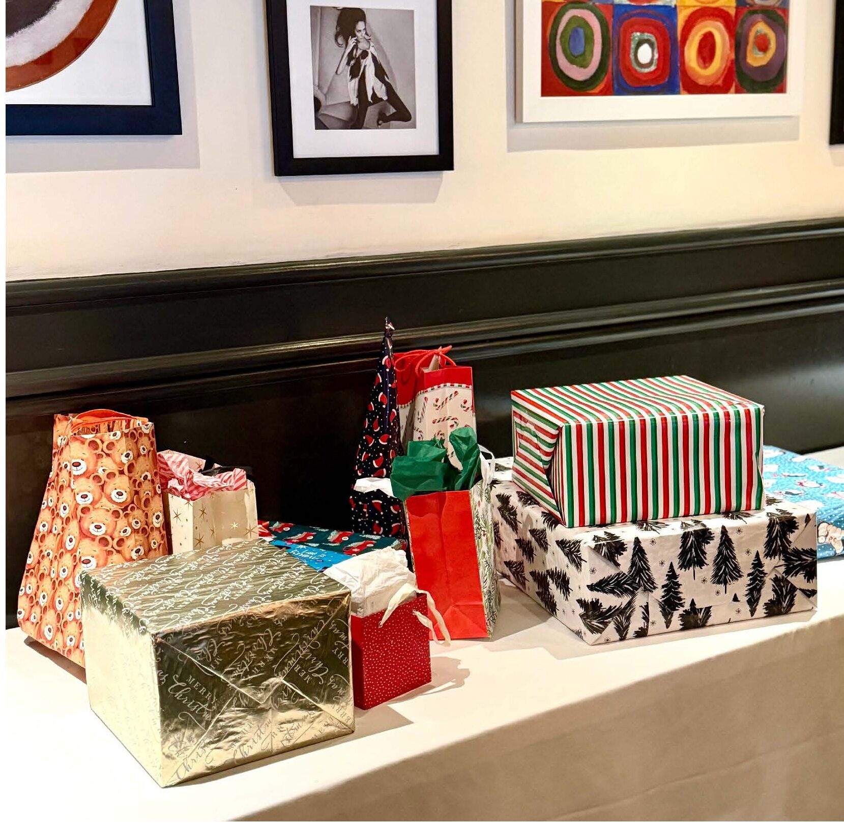 Gift Table 2025-12 Holiday Lunch@Papa Razzi